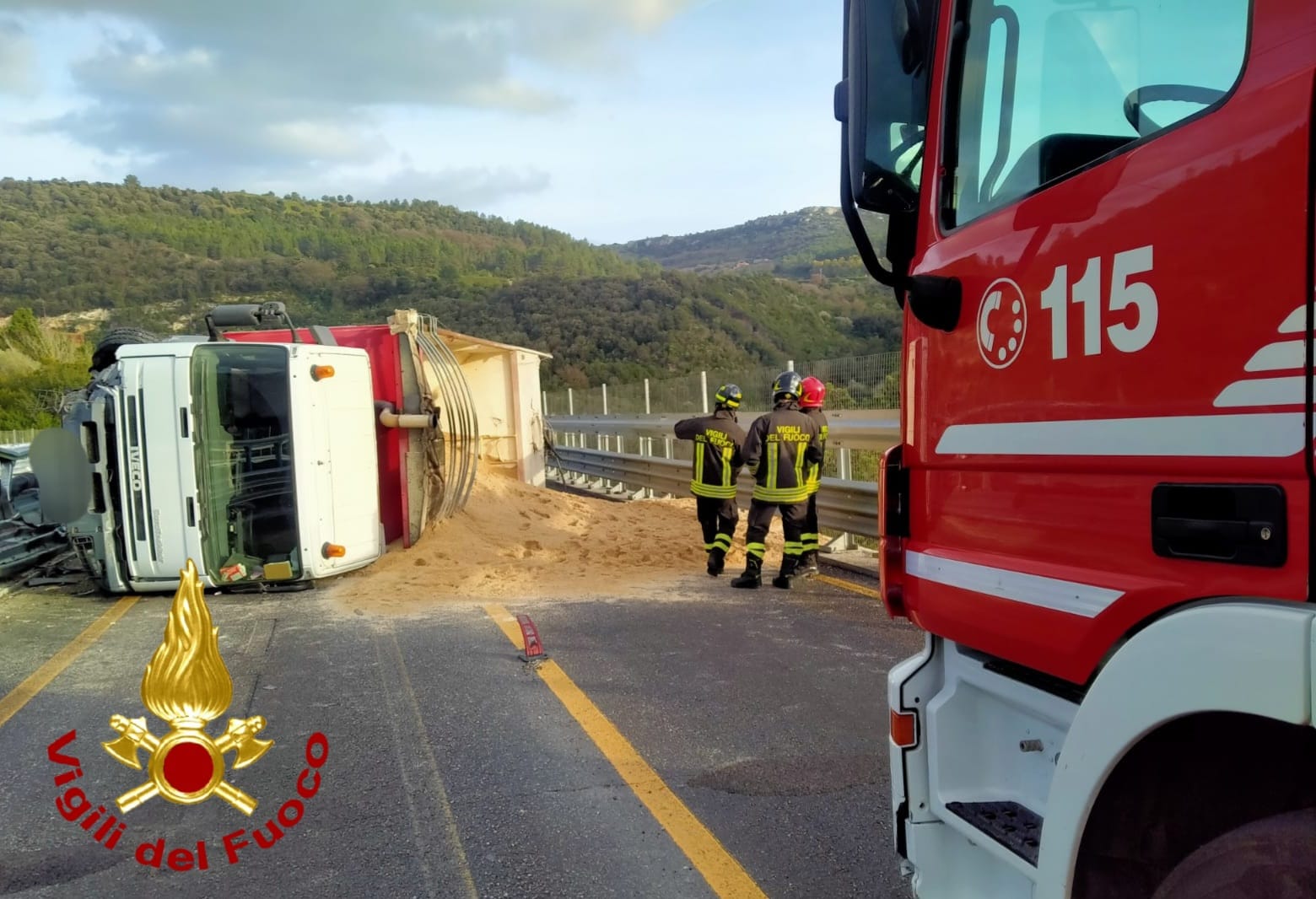 Si ribalta il camion carico di sabbia per il forte vento, traffico in tilt sulla 131 in tilt chiusa per ore