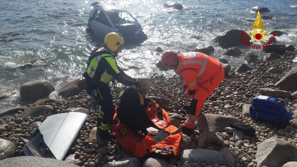 Sinnai, vola in mare con l’auto dalla Provinciale: 46enne salvato dai Vigili del fuoco