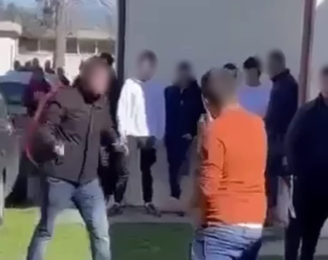 Litigano durante la murra, colpi e cinghiate nel cortile della scuola a Oristano