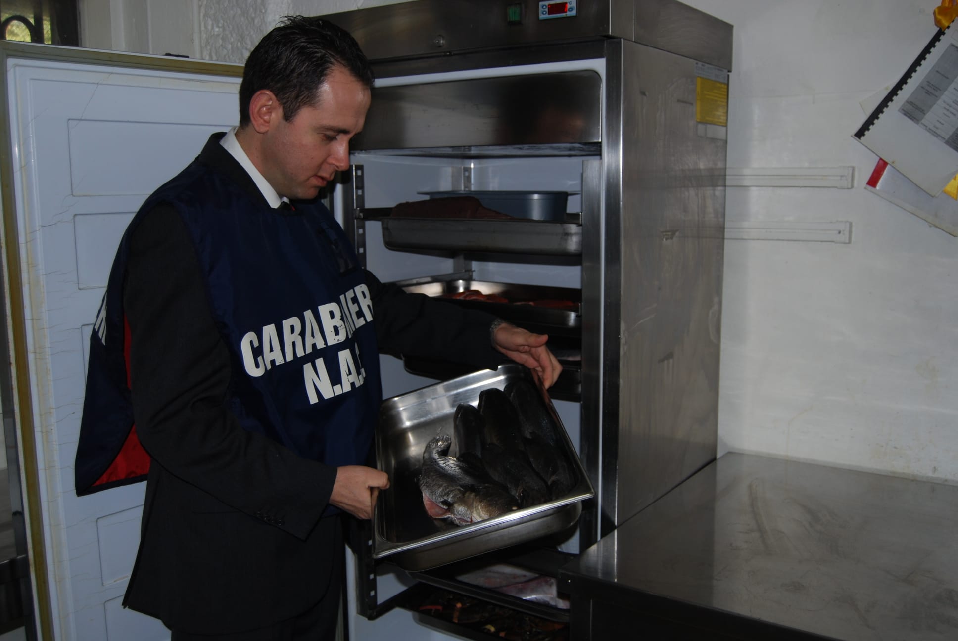 “Caddozzoni” nel mirino dei Nas a Cagliari: trovato cibo scaduto, sequestrati 100 kg di carne e surgelati