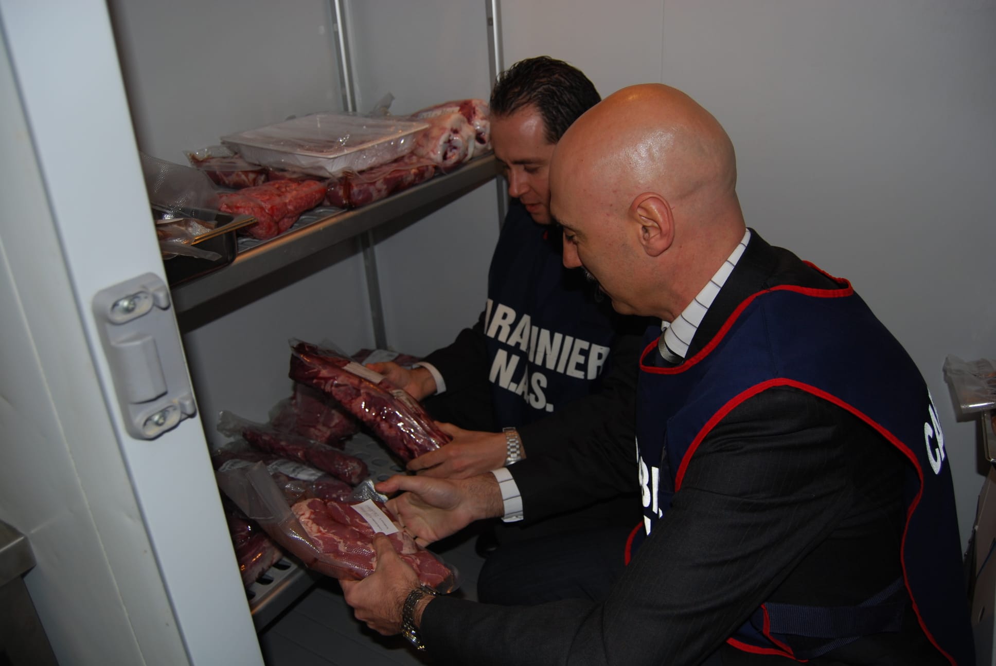 Controlli dei Nas a Cagliari, cucine e cibo da incubo: maxi multa per due ristoranti cinesi