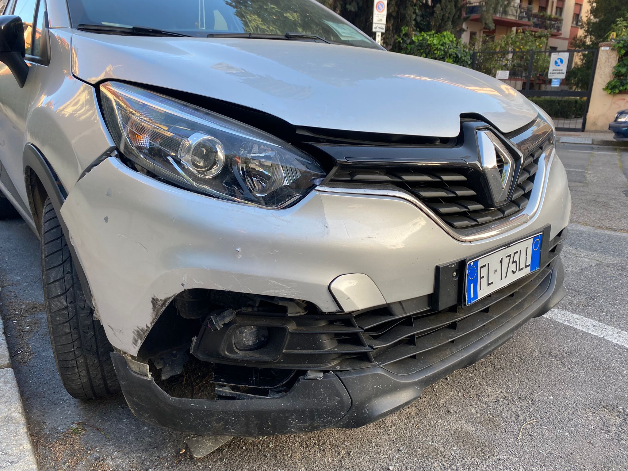 Cagliari, al volante di una Smart colpisce un’auto e scappa: “Sei stato beccato dalle telecamere”