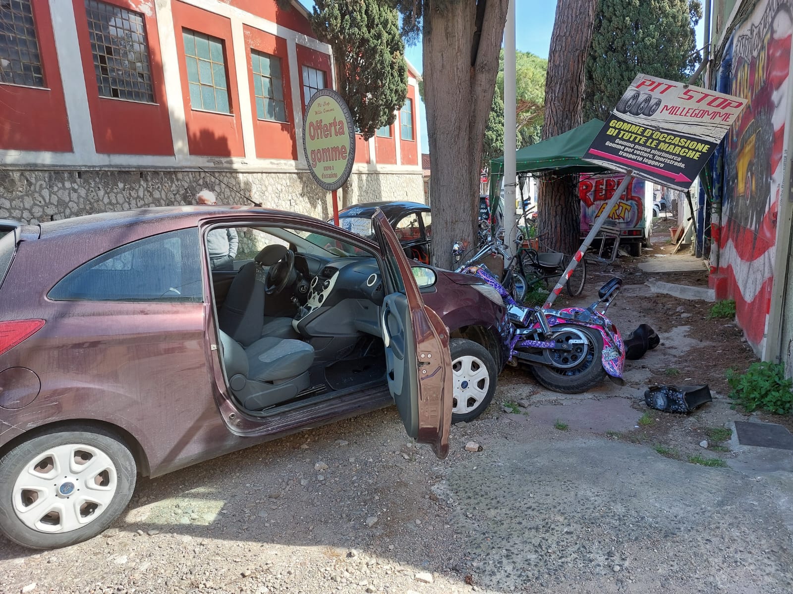 Paura a Cagliari, tamponamento a catena in viale Elmas: un’auto travolge una moto parcheggiata