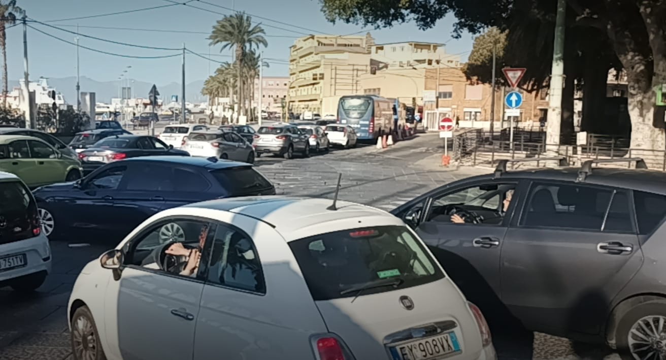 Via Roma chiude al traffico ed ecco l’ingorgo a Cagliari: auto a 2 km l’ora in viale San Vincenzo e 3 nel Largo
