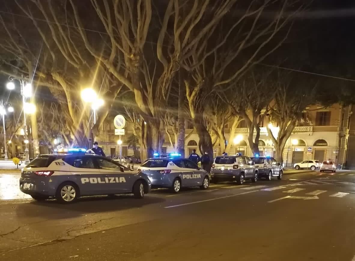 Far west in piazza del Carmine a Cagliari, un gruppo di stranieri manda in ospedale 3 agenti durante controlli antidroga