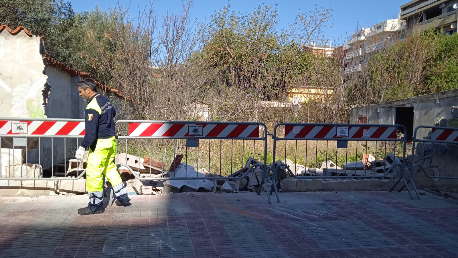Cagliari, paura in via Torricelli: auto esce fuori strada dopo uno scontro e sfonda il muro di una casa