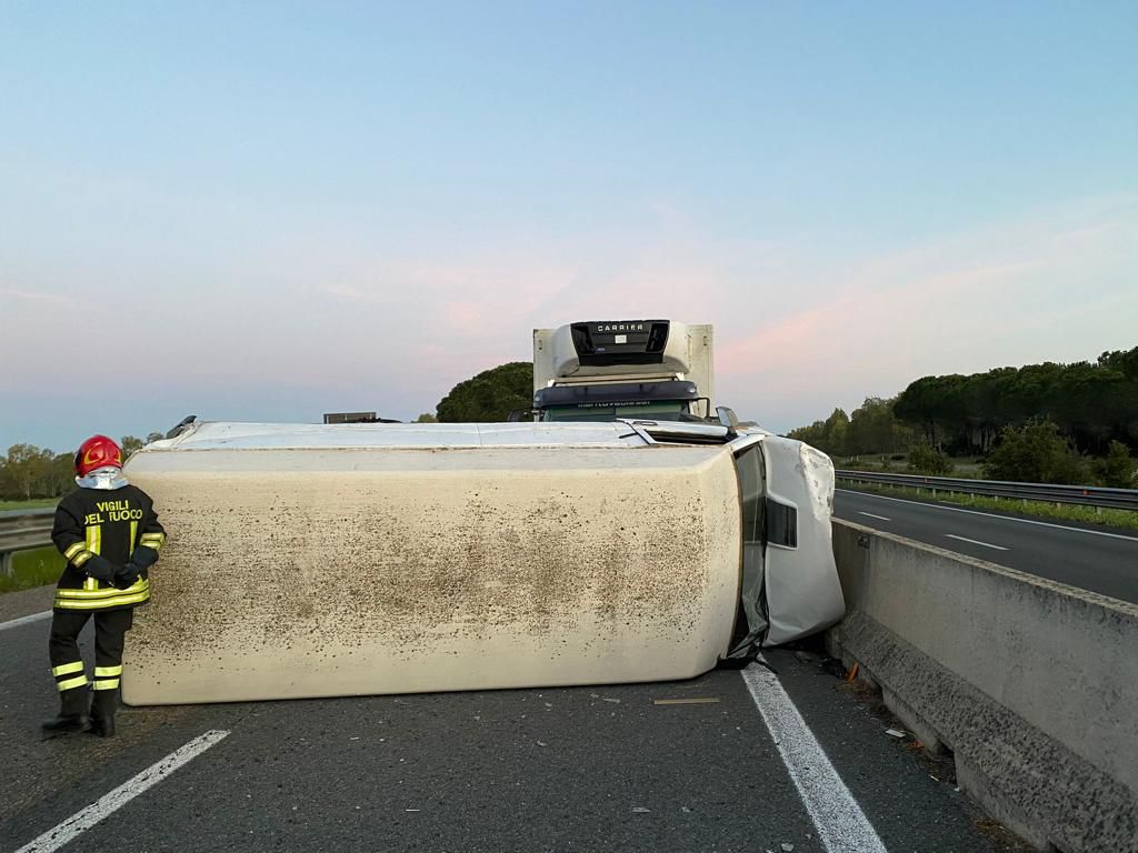 Invasione di corsia sulla Ss 131, schianto tra due Iveco: un 67enne finisce all’ospedale