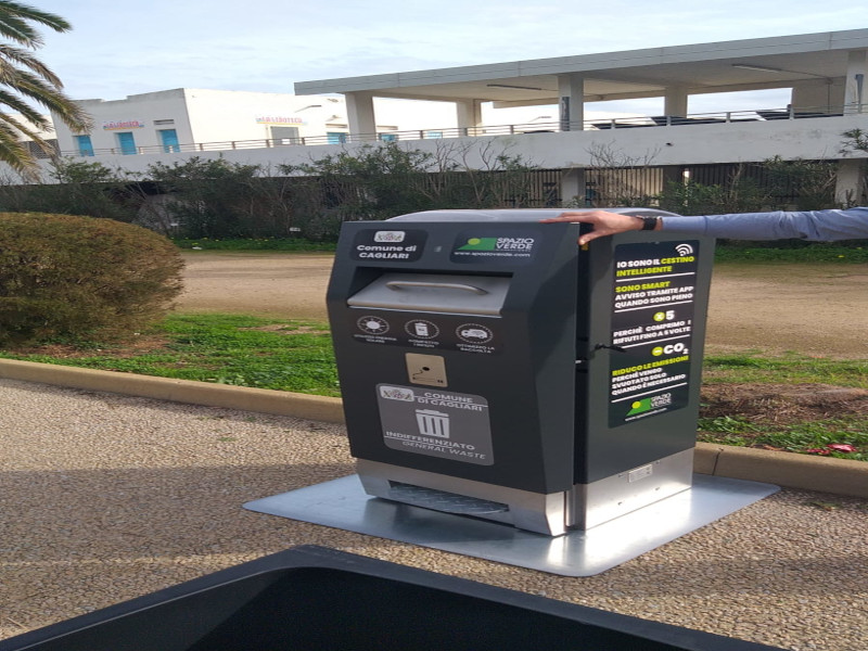 A Cagliari arrivano i cestini dei rifiuti parlanti e intelligenti: “Avvisano quando devono essere svuotati”