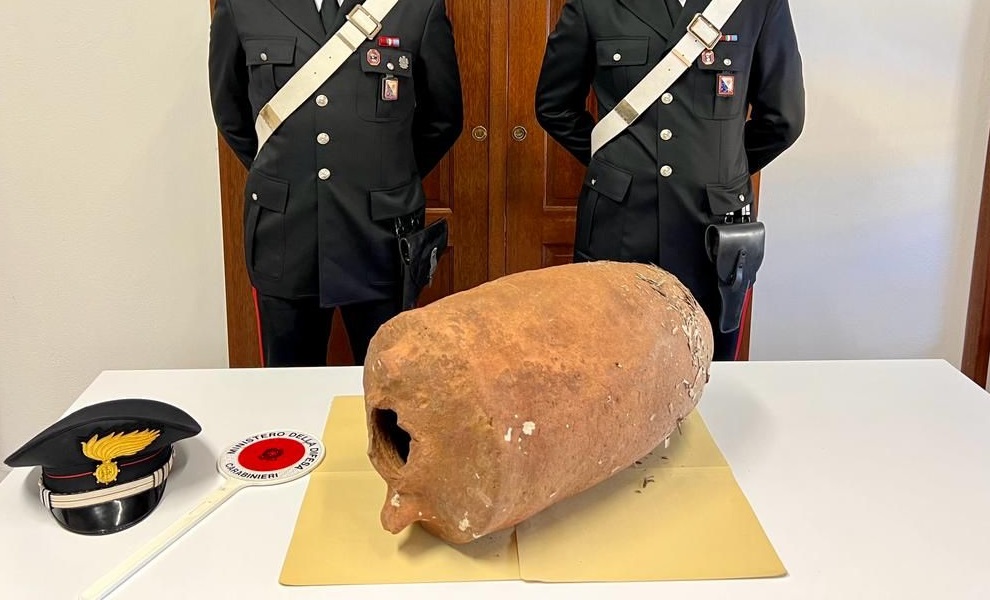 Scoperta archeologica a Su Pallosu: passeggia in spiaggia e trova un’anfora antica