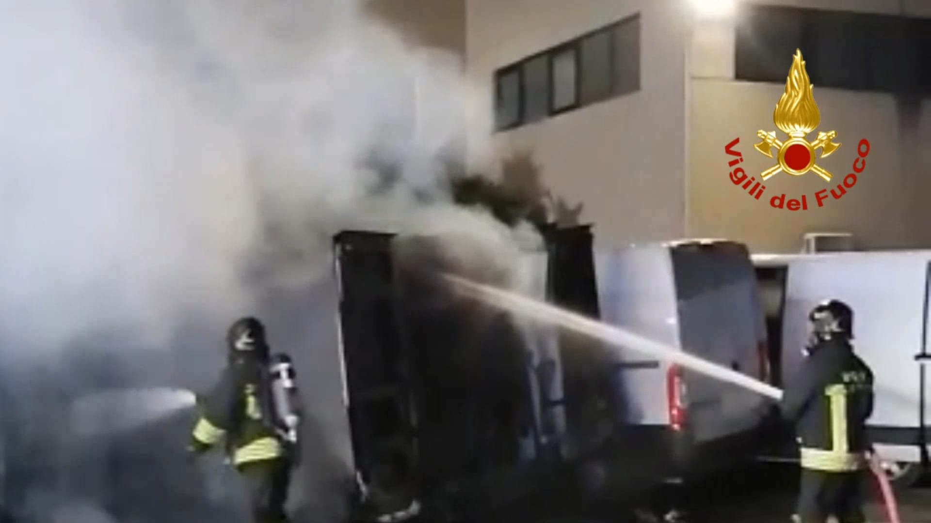 Paura nella notte a Decimomannu, furgoni distrutti da un incendio