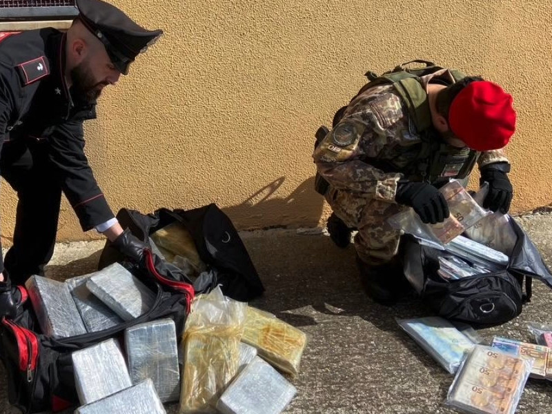 Trentaquattro chili di coca acquistati con 300mila euro in contanti, due uomini arrestati in Sardegna