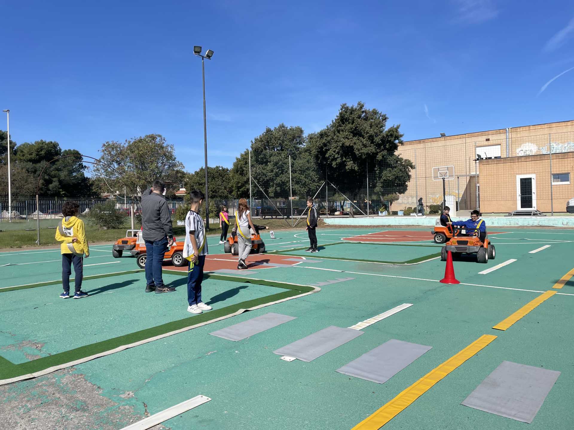 Quartu, decine di bimbi a lezione di educazione stradale: “Sono gli automobilisti e i ciclisti del futuro”