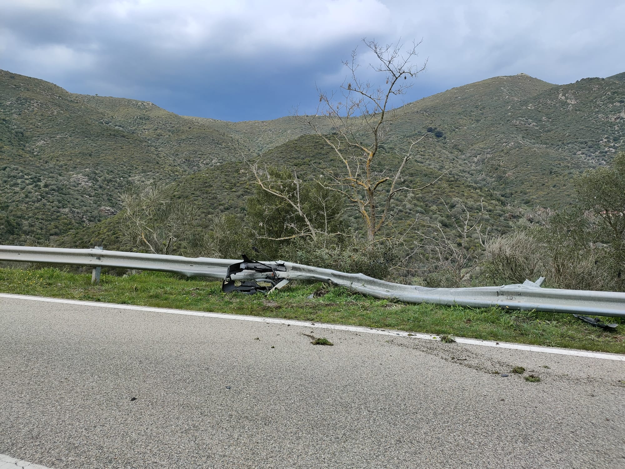 Si addormenta alla guida e precipita in una scarpata, prof di San Vito vivo grazie alle cinture