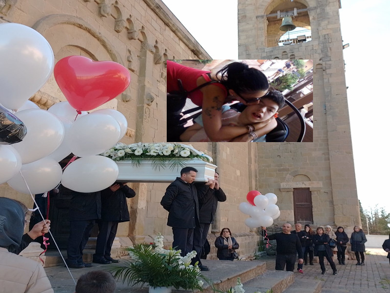 Dolianova, cuori e palloncini per l’addio al 16enne morto al Brotzu: “Ciao angioletto”