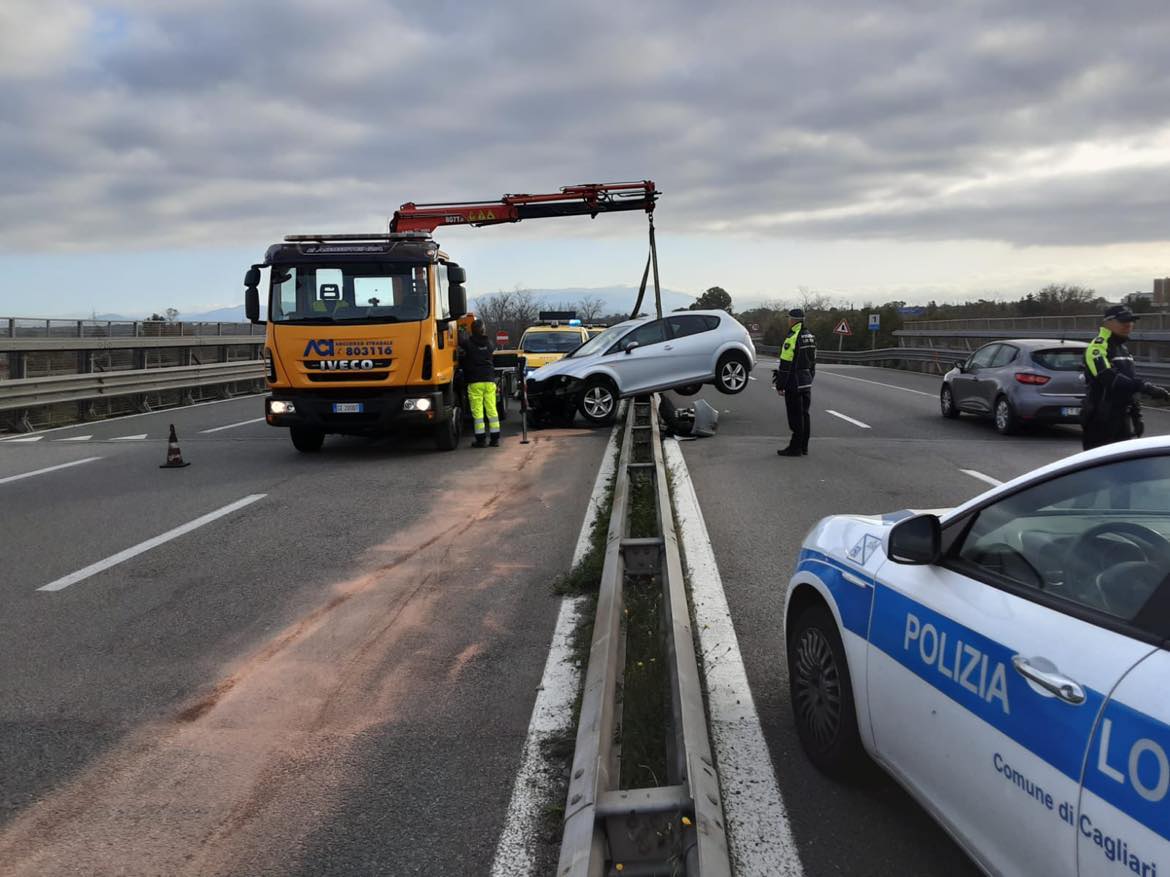 Statale 554, perde il controllo dell’auto e vola a cavallo del guard rail: salvo per miracolo