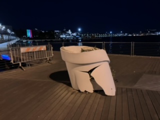 Cagliari, il degrado della passeggiata di Su Siccu: “Tanto buio e vasi distrutti, quanta inciviltà regna”