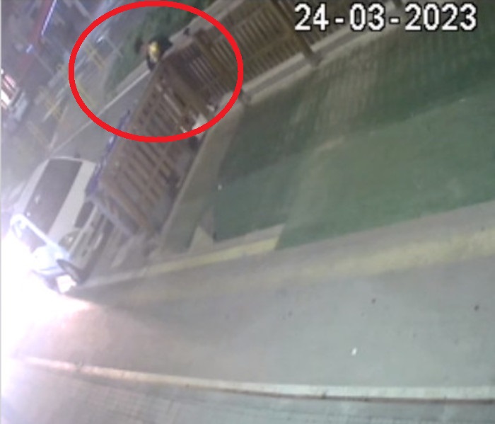 Distrugge il faro anti incidenti di una pizzeria a Monserrato: “Paga i danni o ti denunciamo”