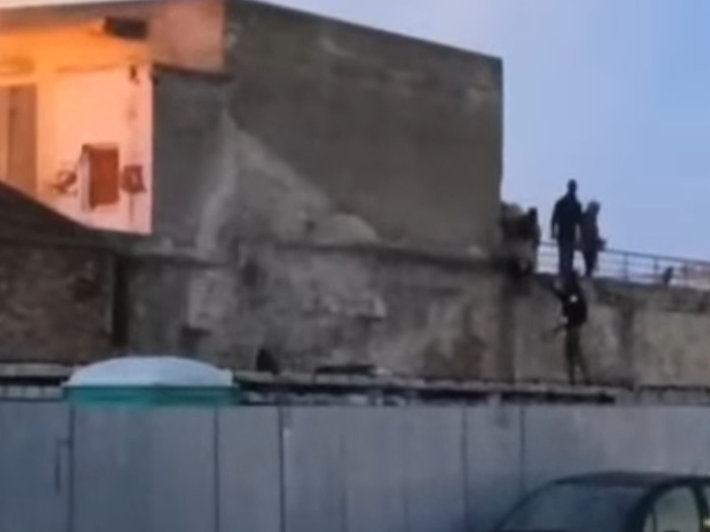 Cagliari, la fuga sui cornicioni degli immigrati durante l’incendio in via Riva di Ponente (VIDEO)