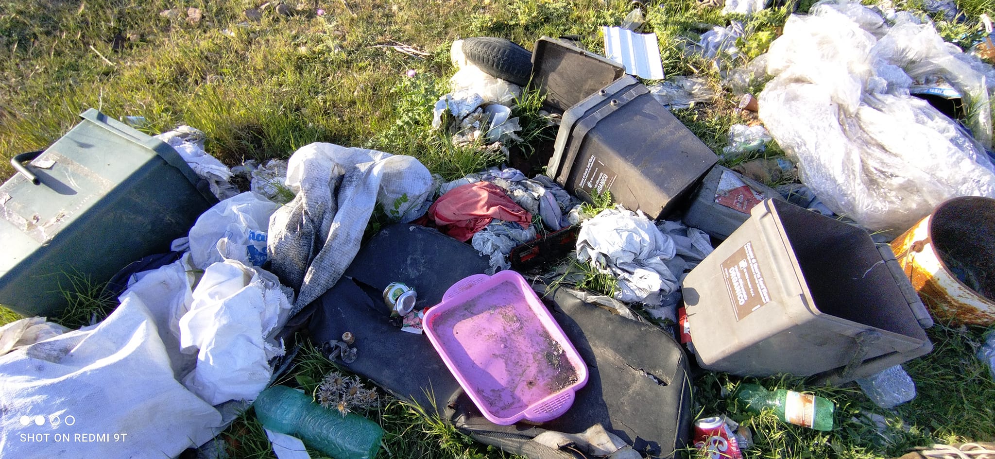 Quartu, le nuove follie degli evasori: “Rifiuti bruciati nei giardini e mastelli gettati nelle campagne”