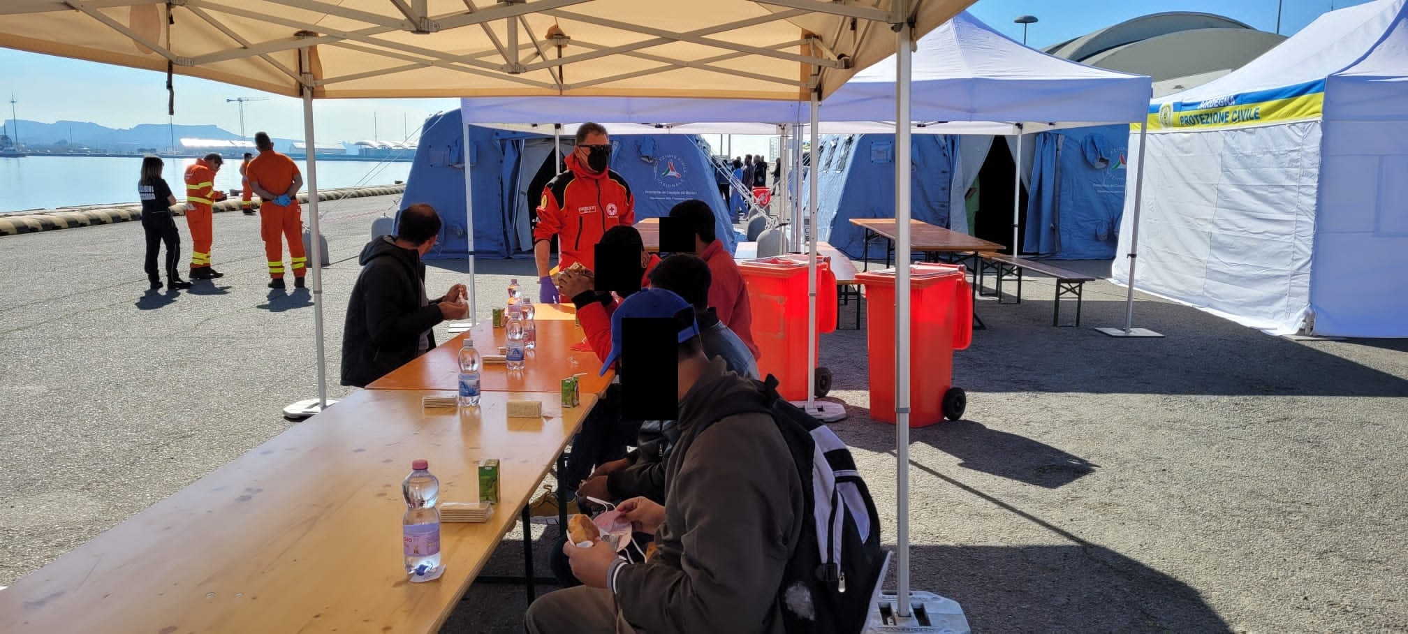 Cagliari, sbarcati al porto ottanta migranti: saranno distribuiti nei centri di accoglienza in Sardegna