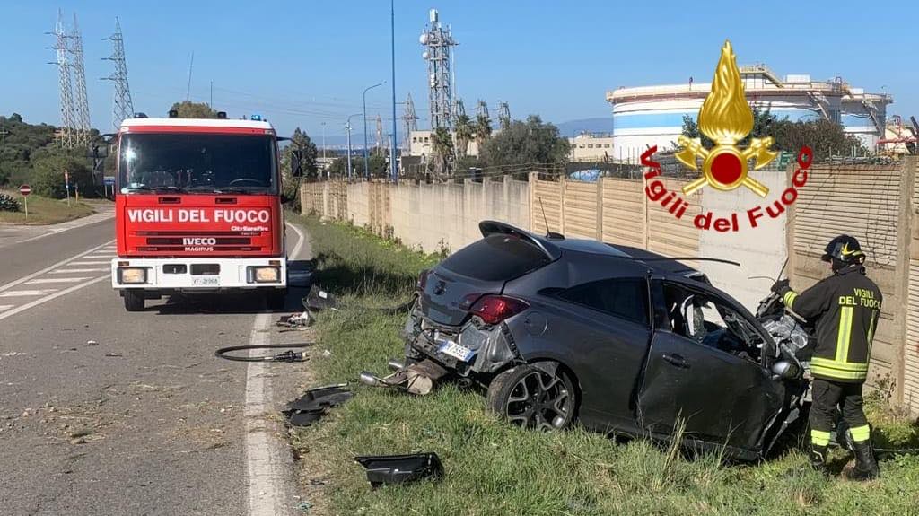 Sarroch, si schianta con la sua Opel Corsa contro il muro della Saras: 29enne in gravissime condizioni