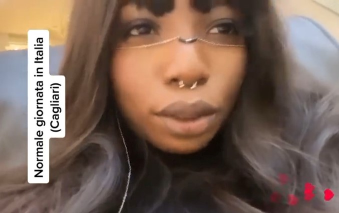 La denuncia di una 23enne a Cagliari: “Un ragazzino mi ha dato della p**** perchè sono di colore”