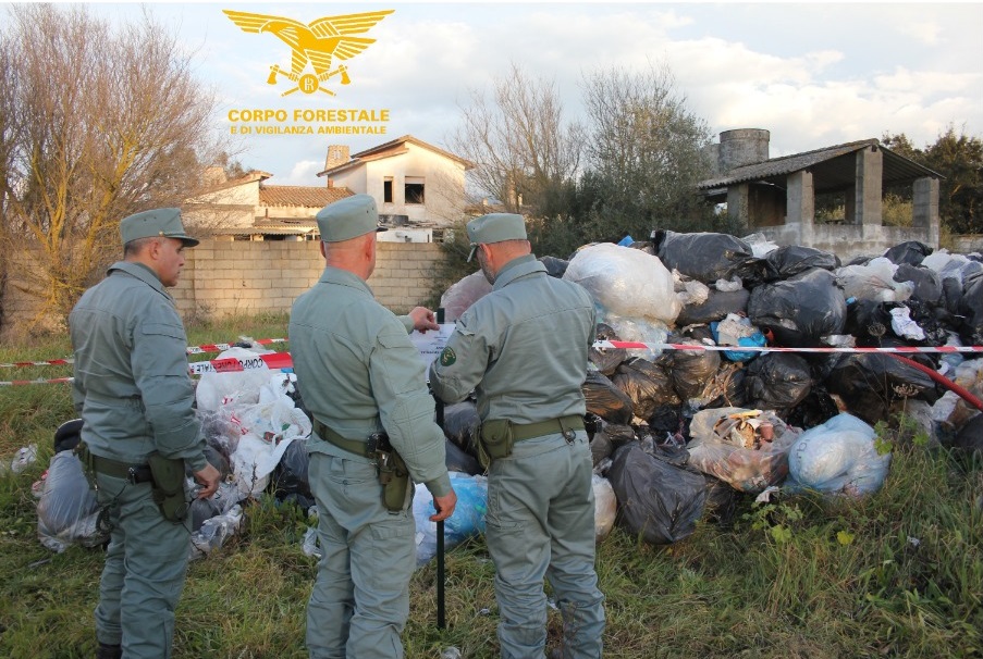 Mega discarica di rifiuti speciali in un terreno a Marrubiu: denunciato un autotrasportatore