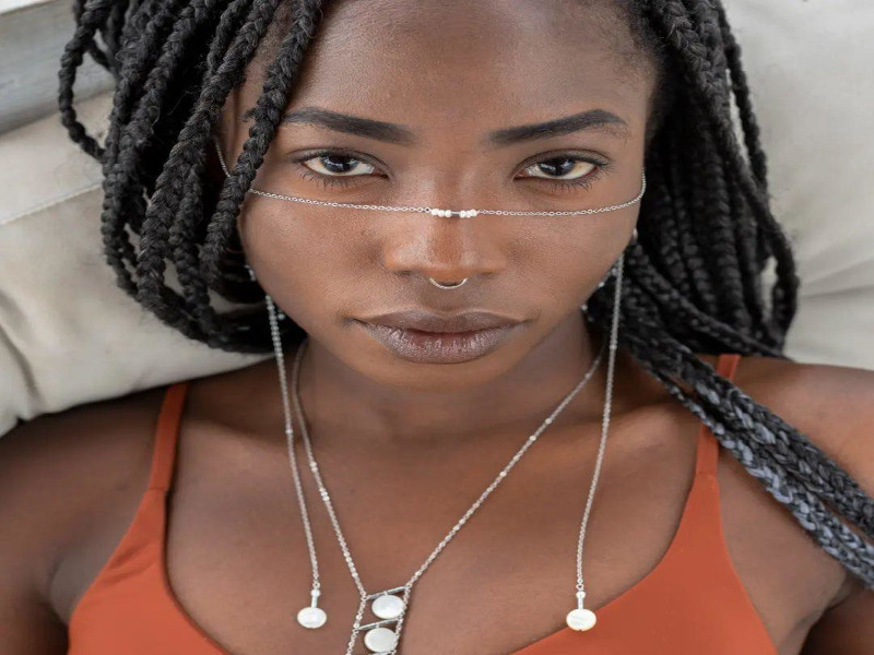 “Insultata anche se incinta, anni di battutine volgari e commenti razzisti: dopo il parto lascerò Cagliari”