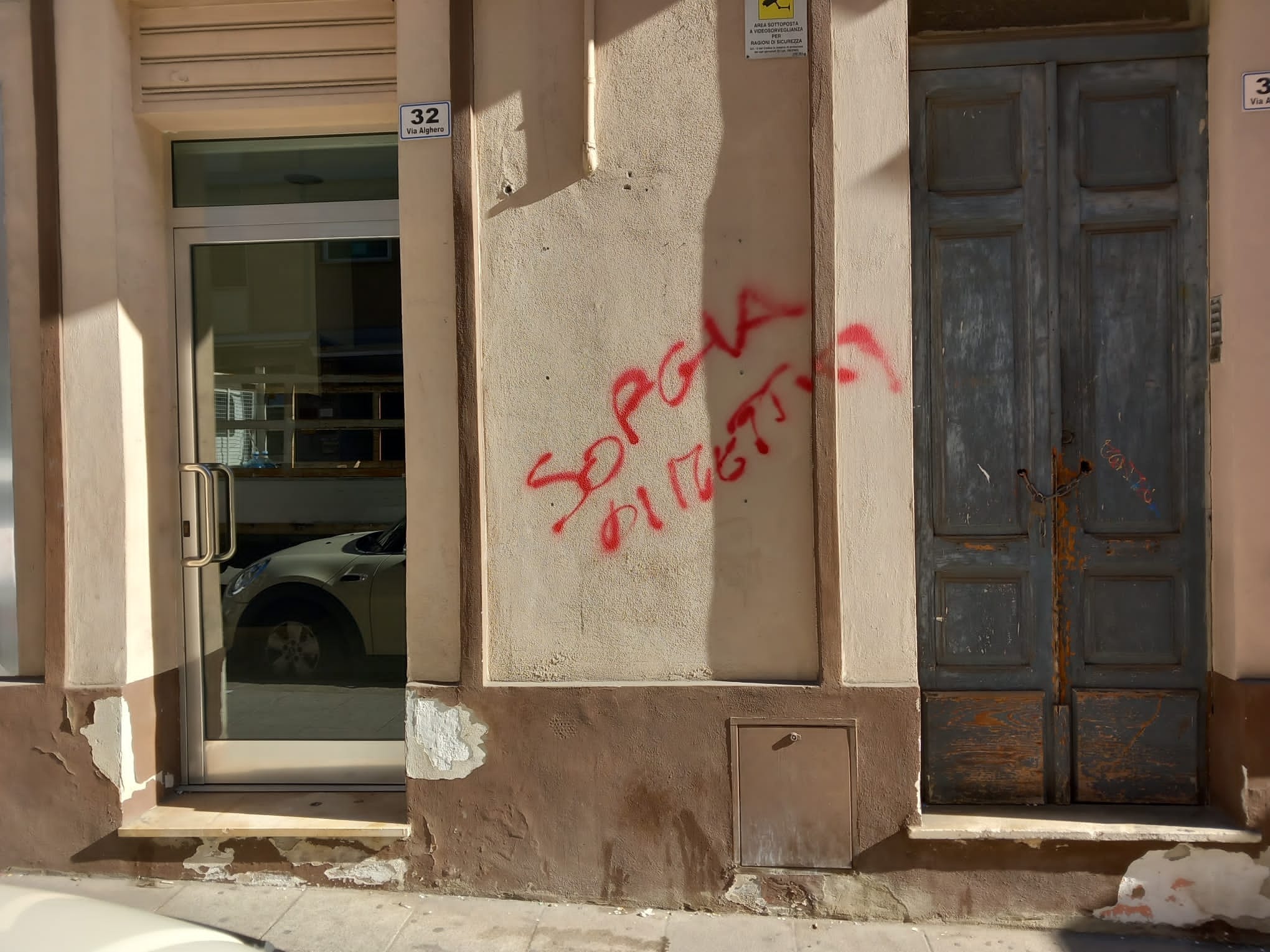 Tensione a Cagliari, insulti e scritte sui muri contro l’assessore Sorgia: esposto e querele