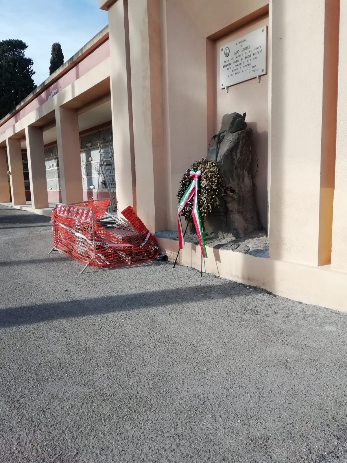 Al degrado non ci sono più  limiti, nemmeno in Cimitero: “I rifiuti regnano davanti alla tomba di Italo Stagno”
