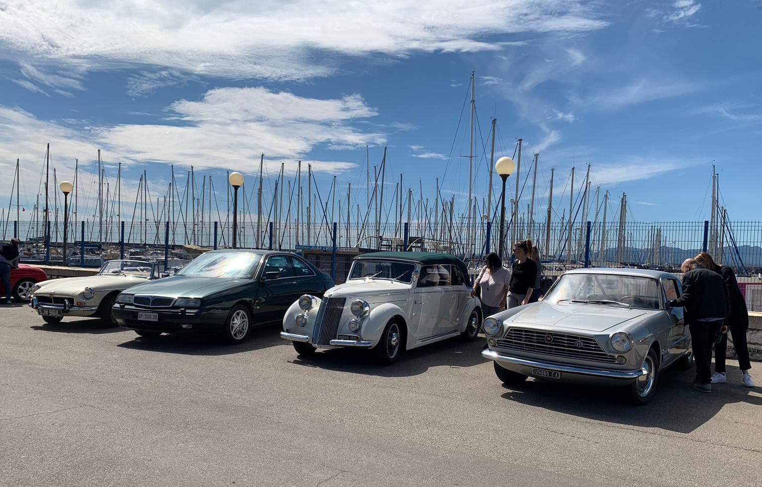 Cagliari, le incantevoli auto d’epoca in mostra al molo di Su Siccu (VIDEO)