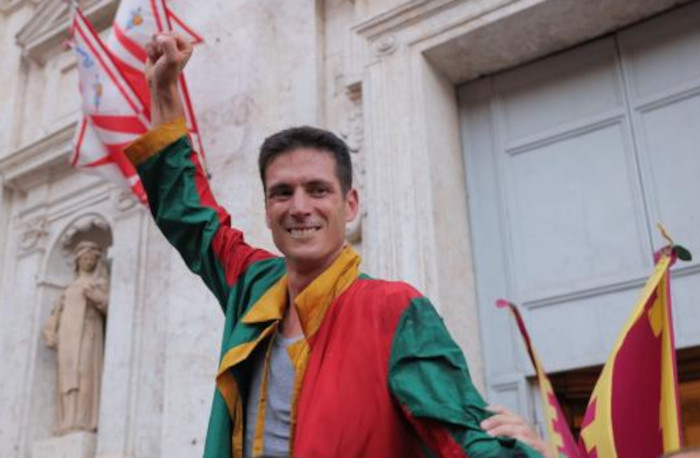 Ladro cerca di rubare a casa di Tittia e si barrica nella sua auto: arrestato