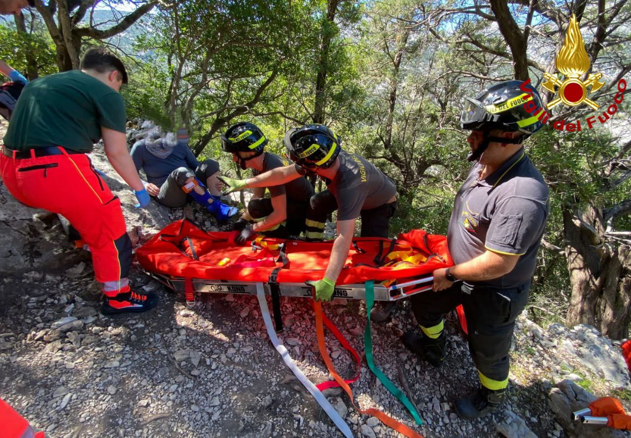 Cade durante un’escursione tra le vallate di Oliena e Dorgali, 64enne tedesca salvata dai pompieri