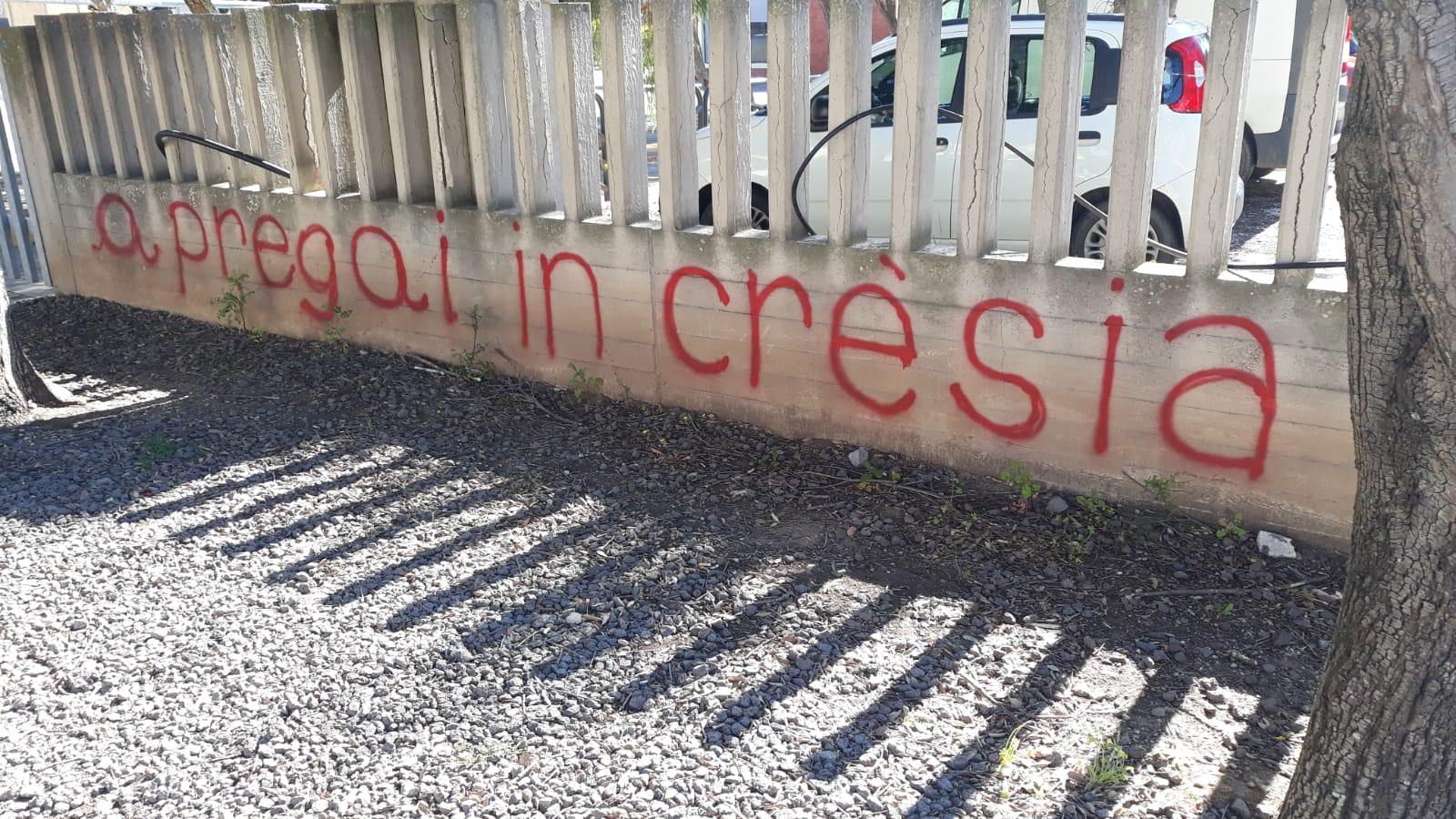 “A pregai in crèsia”, la scritta sul muro della scuola di San Vero per il ritorno della maestra sospesa
