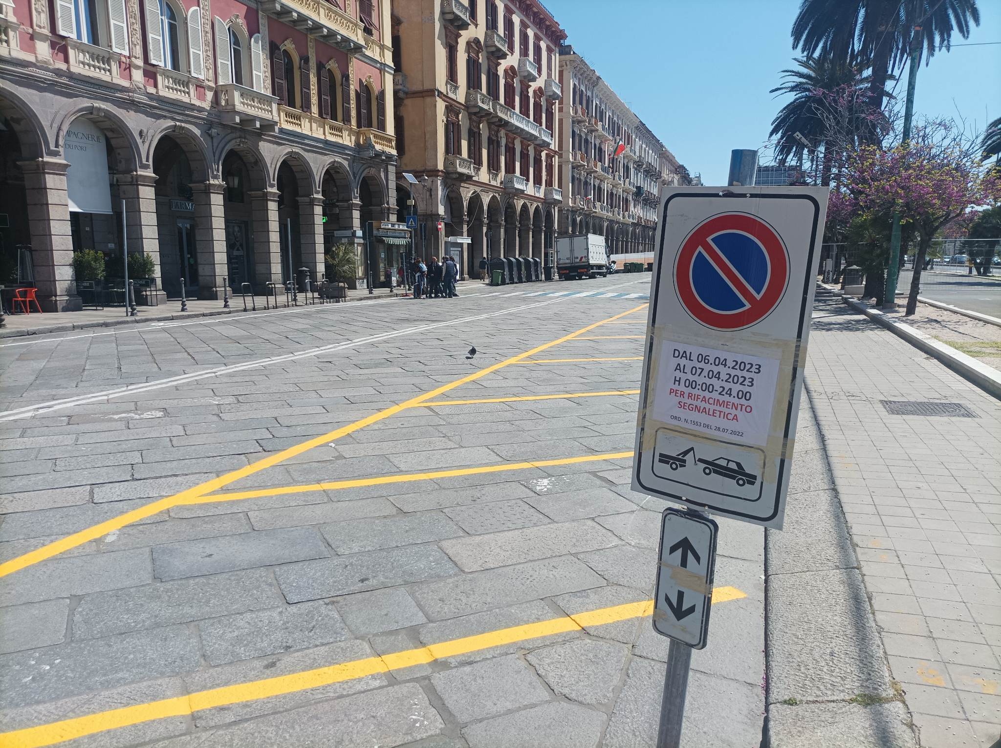 Cagliari, primi scavi dopo 10 giorni nella via Roma chiusa: parcheggi per residenti accanto al cantiere