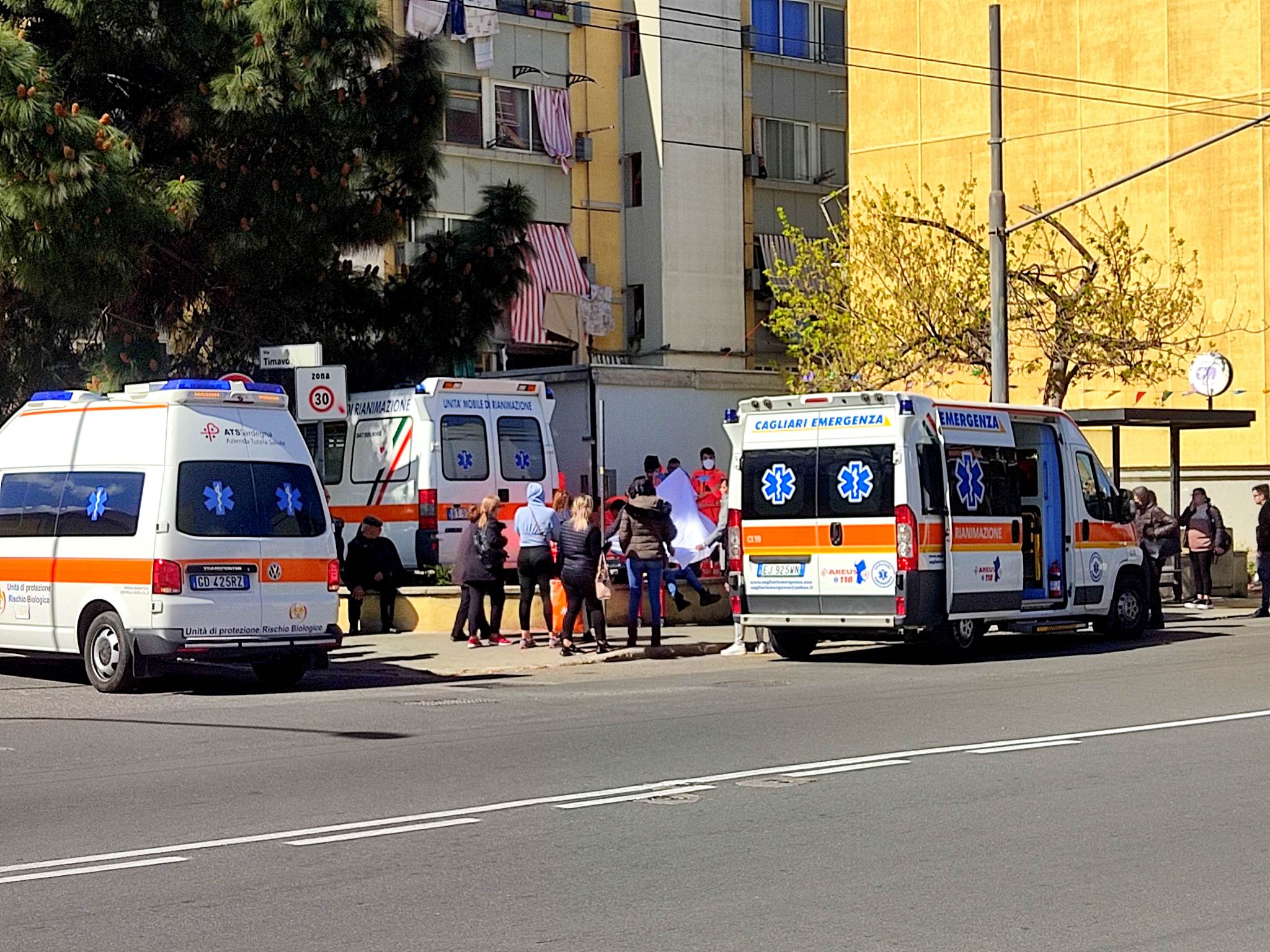 Cagliari, ha un malore improvviso e si accascia per strada: donna salvata e portata all’ospedale