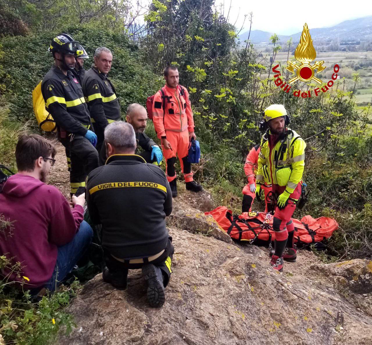 Scalatrice 20enne scivola dal costone sotto il castello di Posada e sbatte sulle rocce: in ospedale con l’elisoccorso