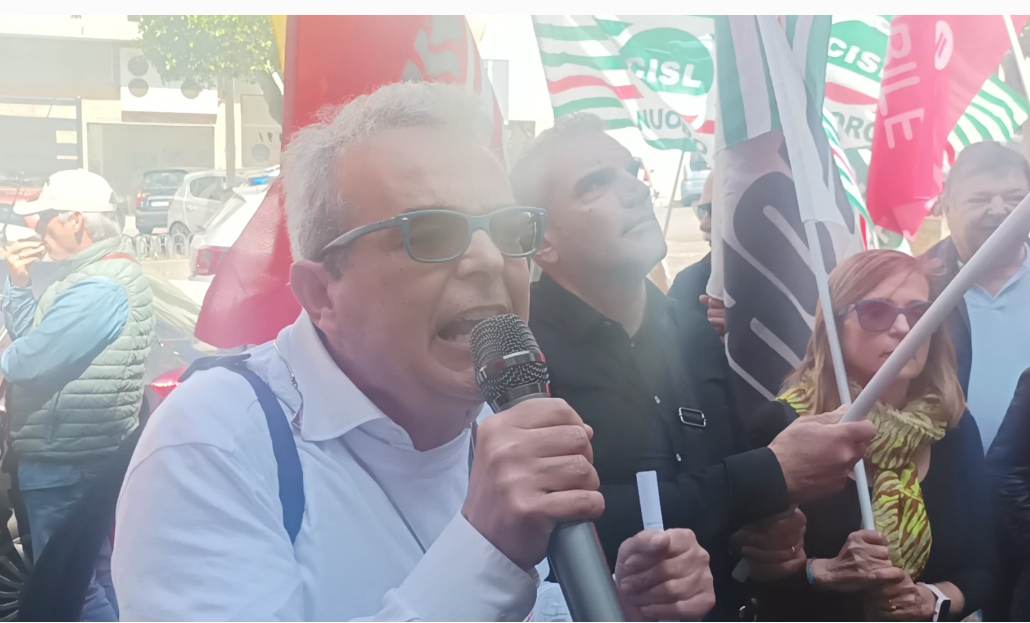 Isolati e arrabbiati, migliaia di sardi protestano a Cagliari: “Vogliamo treni moderni e una rete nuova”