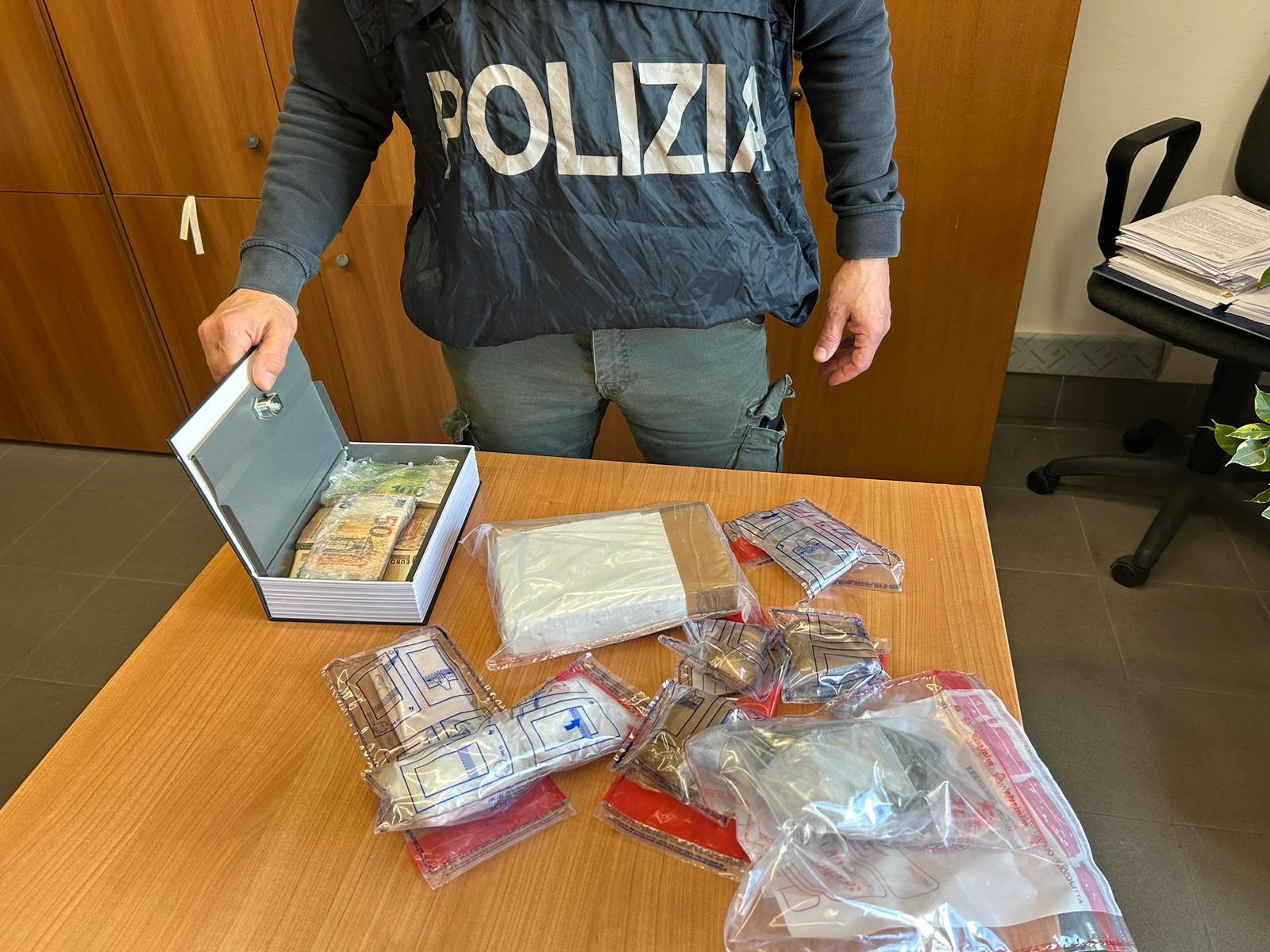 Chili di droga sotterrata e 16mila euro in un finto dizionario, ecco il tesoretto del pusher di Monserrato