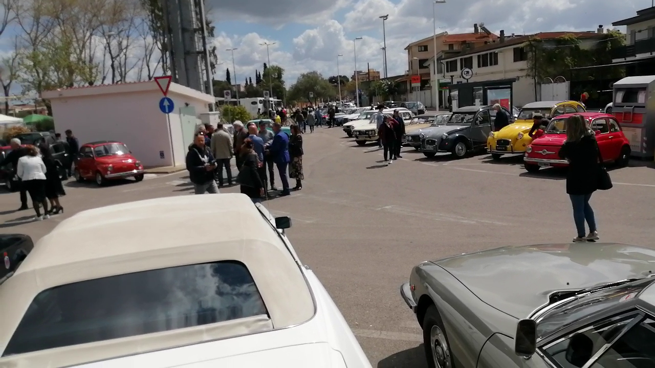 Raduno di auto d’epoca per la festa di Santa Lucia, boom di visitatori ad Assemini