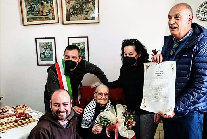 Spegne 105 candeline: Laconi in festa per il super compleanno di zia Tonina