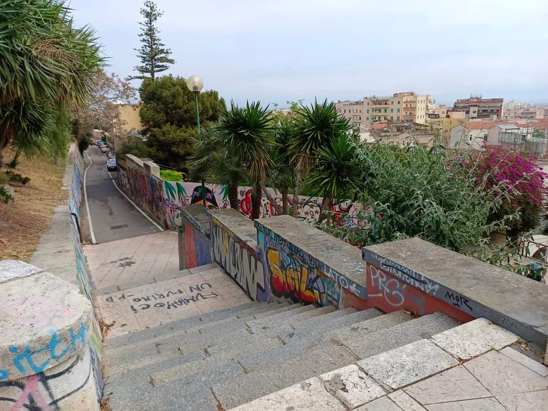 Cagliari, una passante accerchiata e lanci di sassi e bottiglie: ragazzini scatenati a Villanova