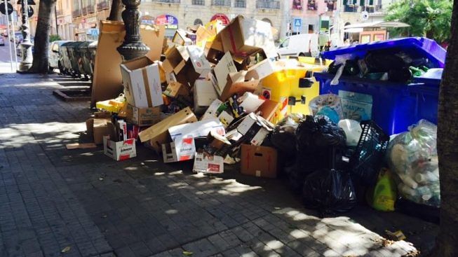 Guerra ai “caddozzi” a Cagliari: abbandono di rifiuti e spazzatura nei cestini portacarte, scattano le maxi multe