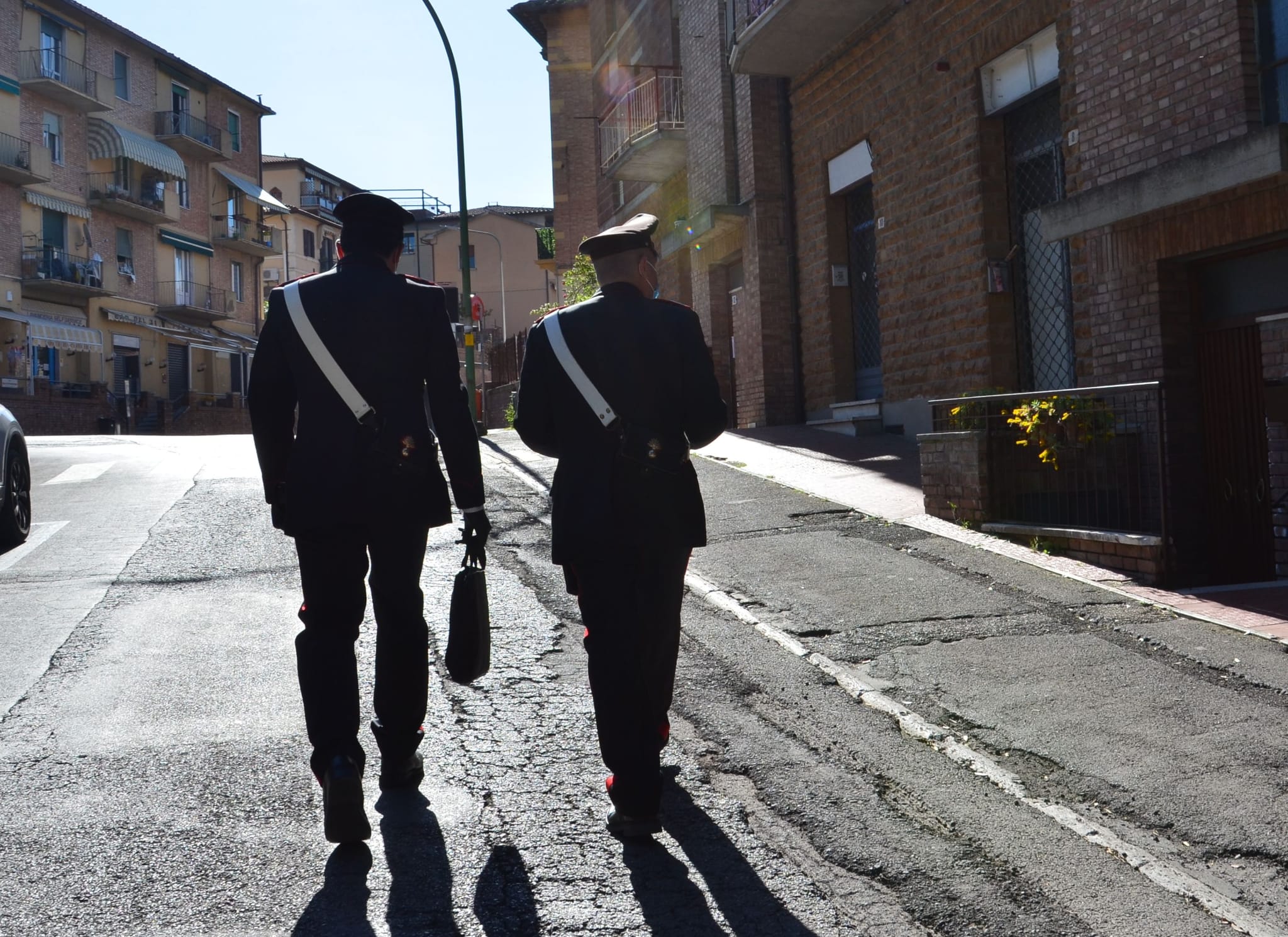 Rubano pc, cellulari e coltelli in una rivendita di bombole: denunciati a Guspini