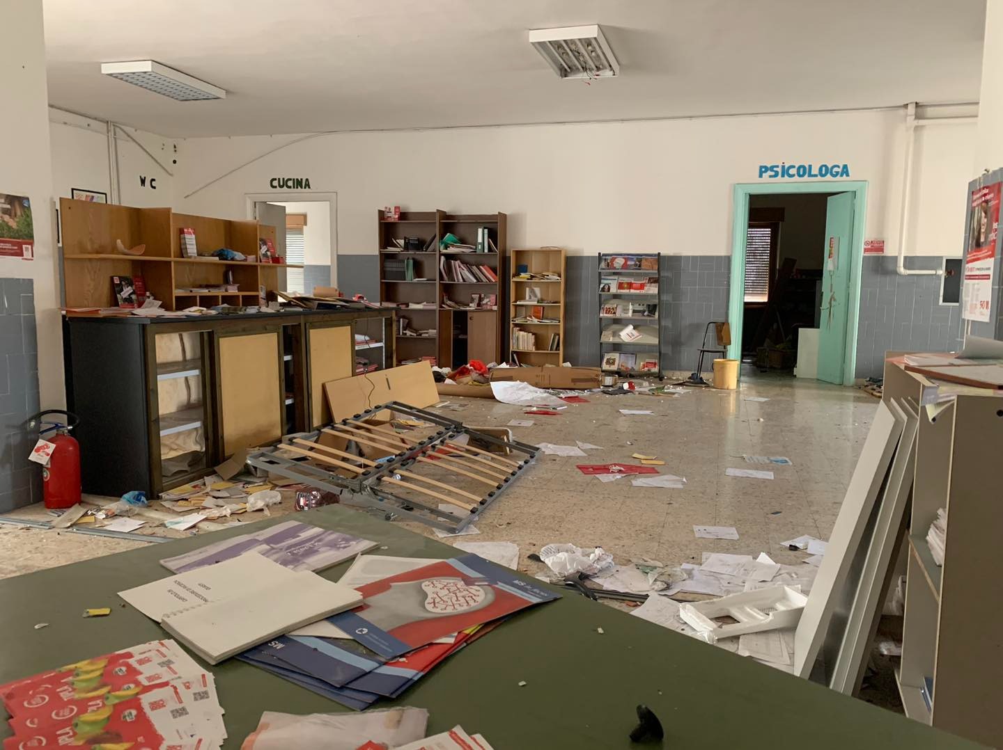 Cagliari, la scuola di via Abruzzi devastata e saccheggiata: “Furti di rubinetti e tanta droga”