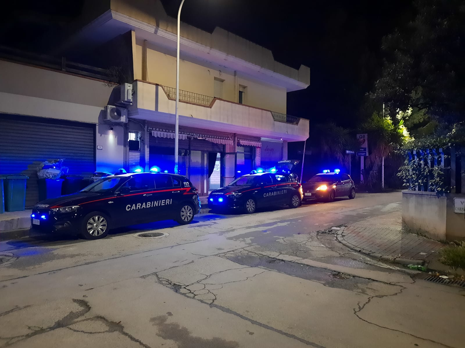 Devasta la casa dei genitori e sfonda un muro con l’auto: 33enne arrestato a Carloforte