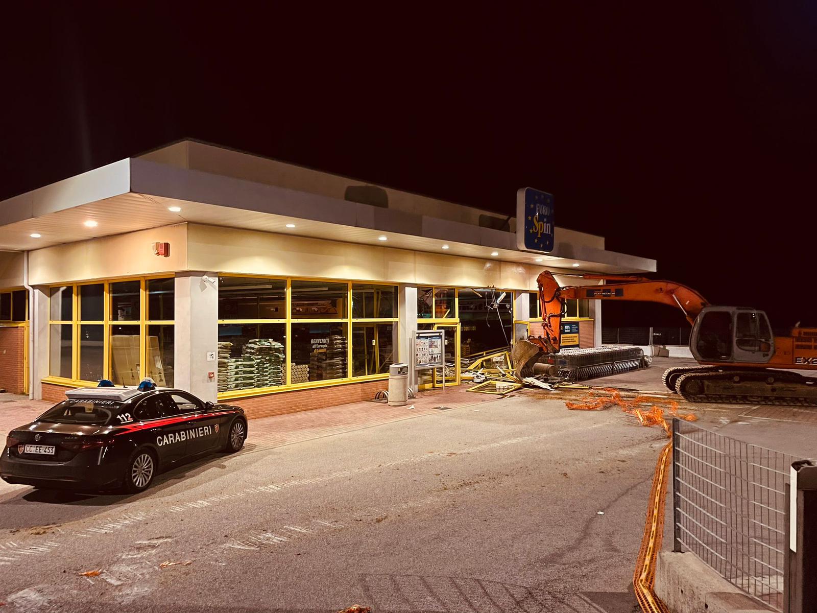 Lanusei, assalto all’Eurospin con l’escavatore: crolla un muro e i ladri scappano a mani vuote