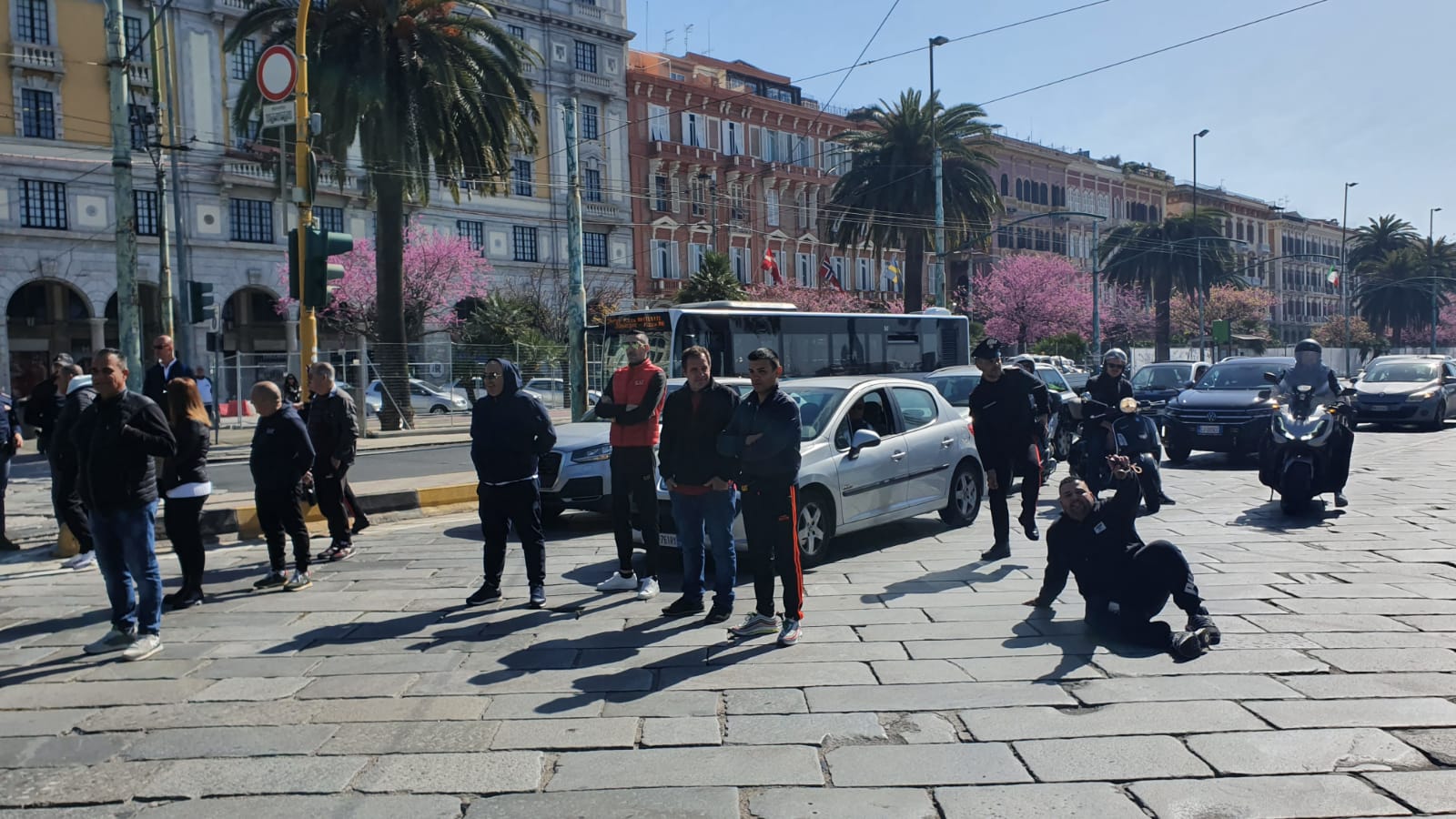 Clamorosa protesta dei “caddozzoni” a Cagliari, una dozzina di ambulanti blocca il traffico in via Roma