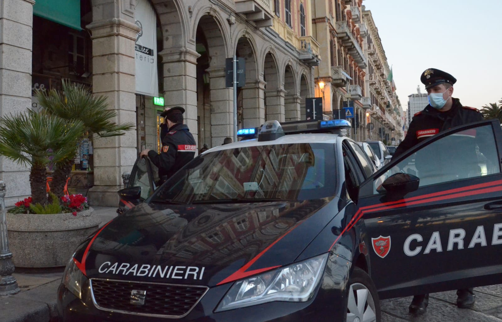 Cagliari, ruba un borsello e tenta di scappare da “La Rinascente”: 20enne denunciato
