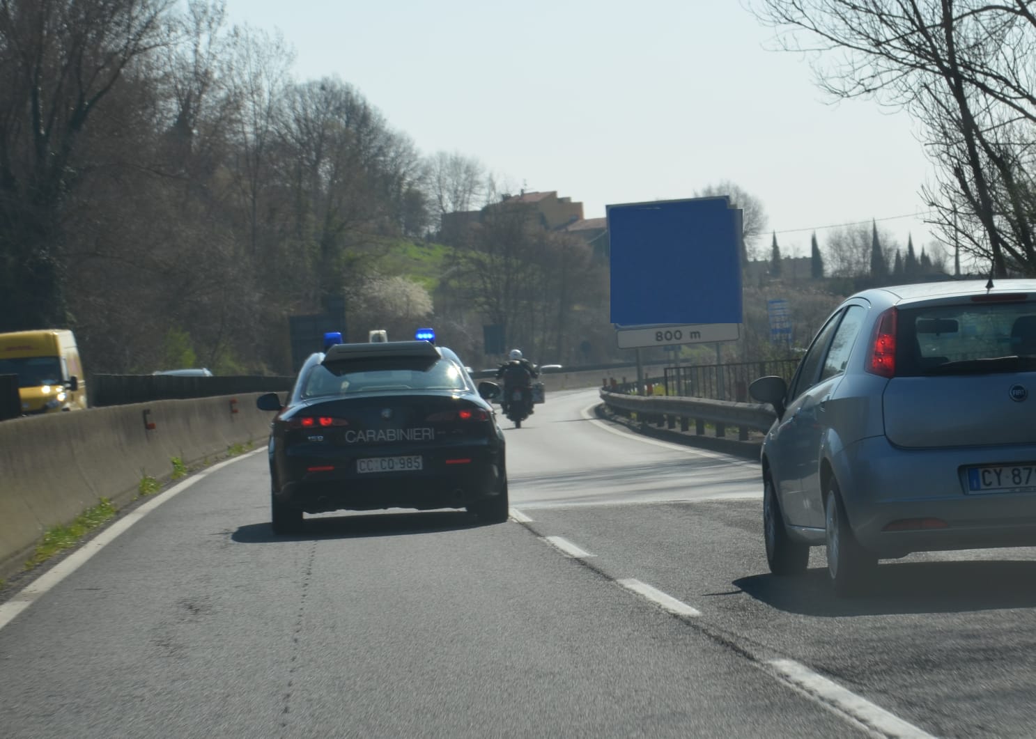 Paura a Serrenti, auto prende fuoco lungo la Ss 131: illesa la conducente